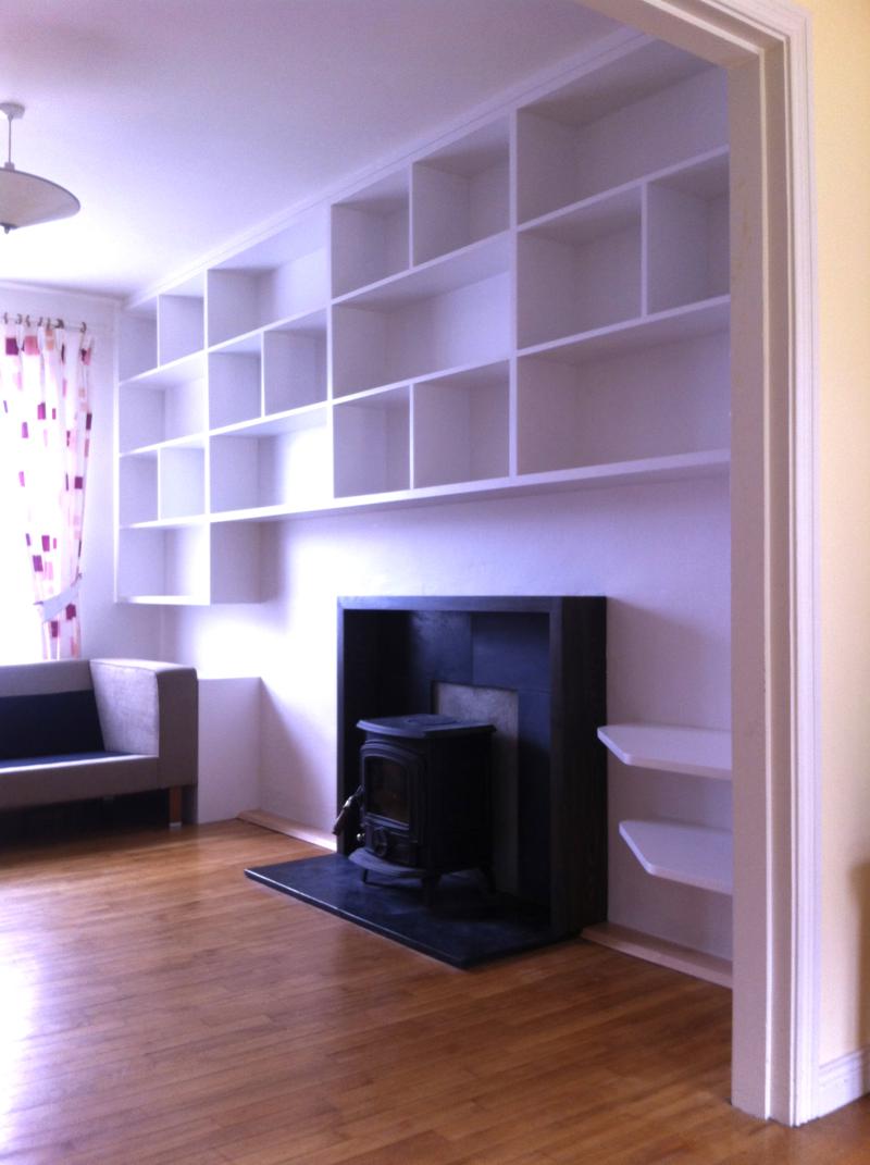 Shelving wall around a stove