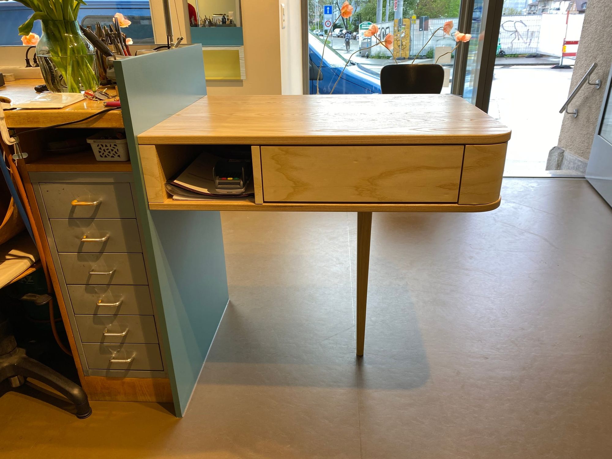 Desk on one leg