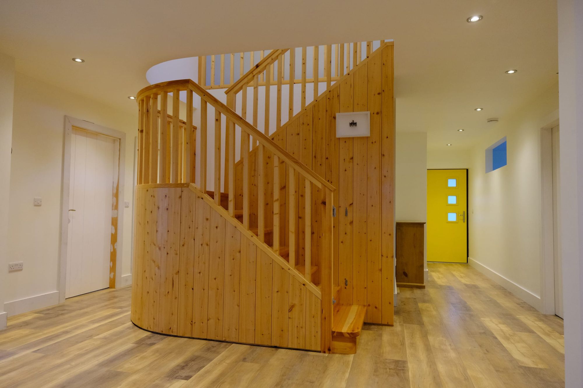 Curved stair with a curved string
